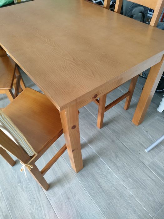 Mesa de jantar em madeira com 4 cadeiras