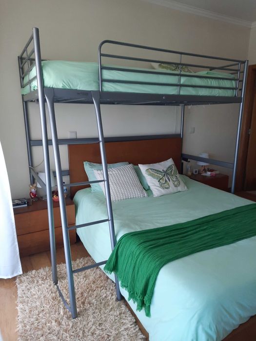 Cama alta SVÄRTA + colchão VESTMARKA