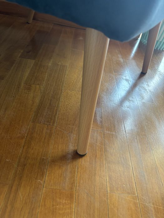 Cadeirão Azul e pes de madeira