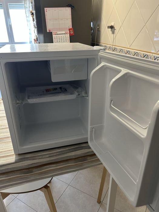 Vendo mini frigorifico em garantia e usado so 2 semanas