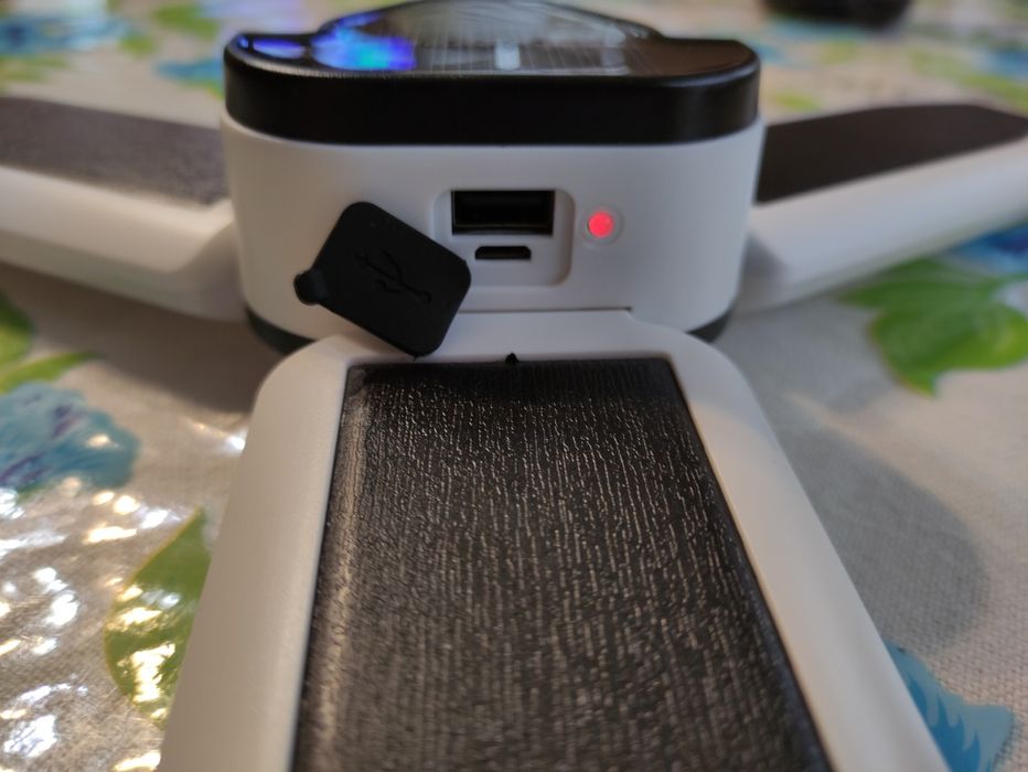 Яскравий ліхтар з сонячною батареєю