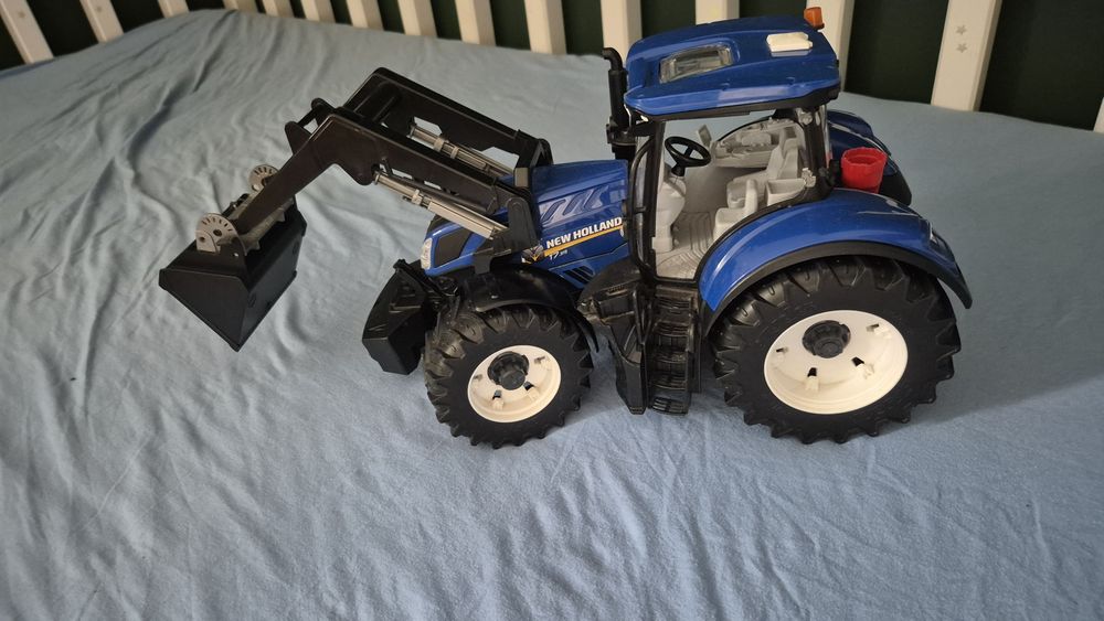 Bruder traktor New Holland 03121