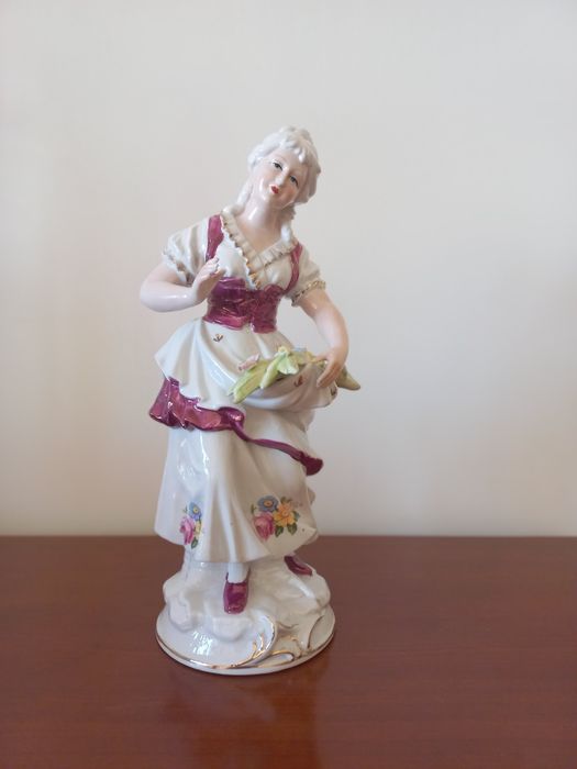 Estatueta porcelana pintada  à mão