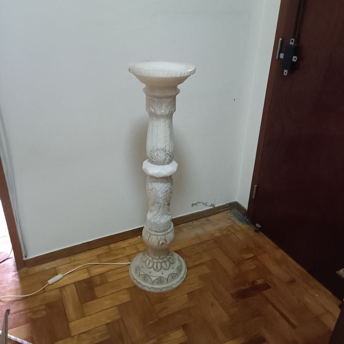 Coluna mármore iluminada