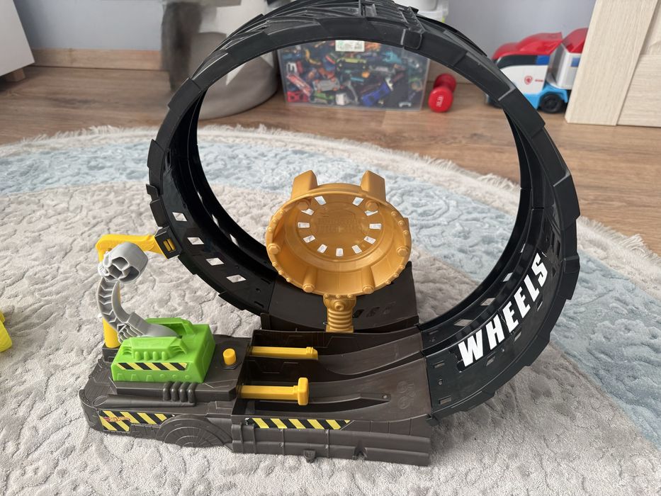 Ігровий набір Хот ВілсМонстро-петляHotWheelsMonsterTruck EpikLoop