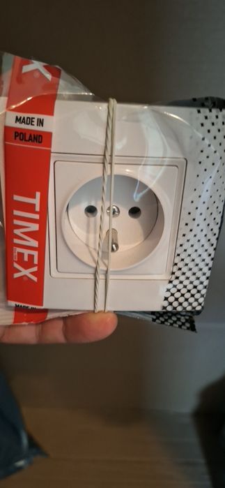 Biały kontakt elektryczny