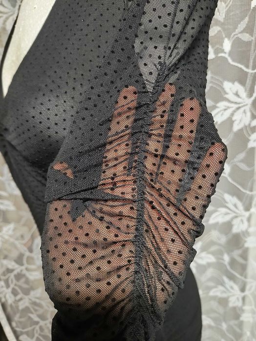 Czarna gotycka sukienka elegancka tiulowa dopasowana Stradivarius 3/4