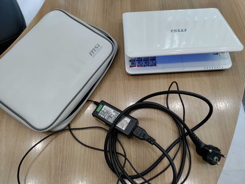 Notebook MSI  model MS-6837D