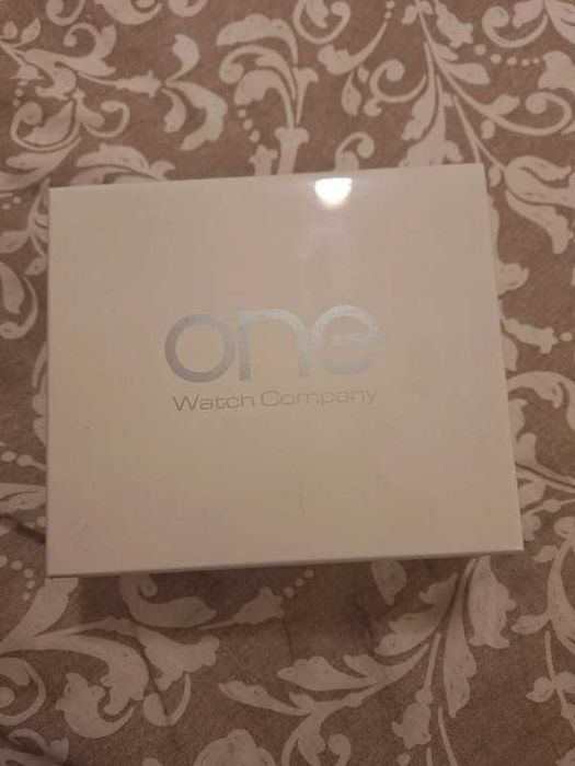 Relógio One box. Com quatro braceletes, três delas nunca usadas.