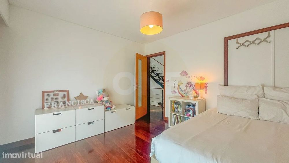 Moradia T5 Isolada com garagem – Elegância, Conforto e Privacidade