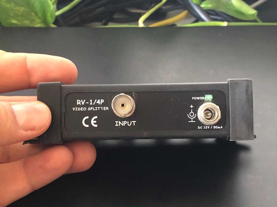 Rozgałęźnik wideo RV-1/4P BNC 1 na 4 (zasilacz w zestawie)
