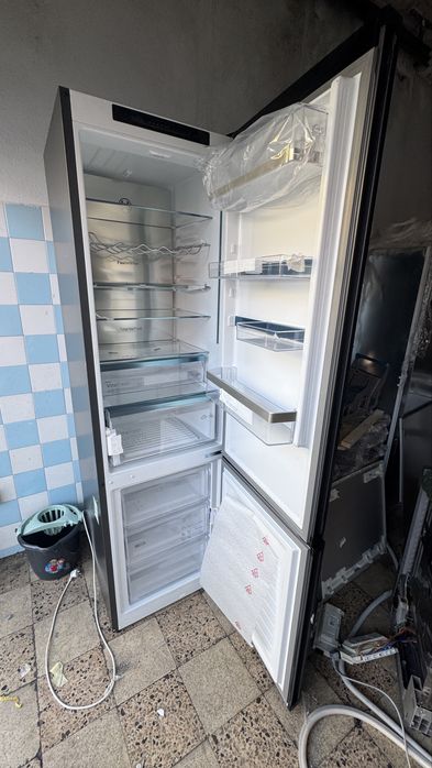 Frigorífico Combinado BOSCH KGN39LBCF (No Frost - 203 cm - 363 L - Vidro Preto