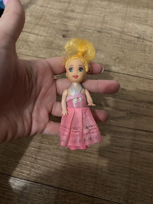 Mala lalka do zabawy