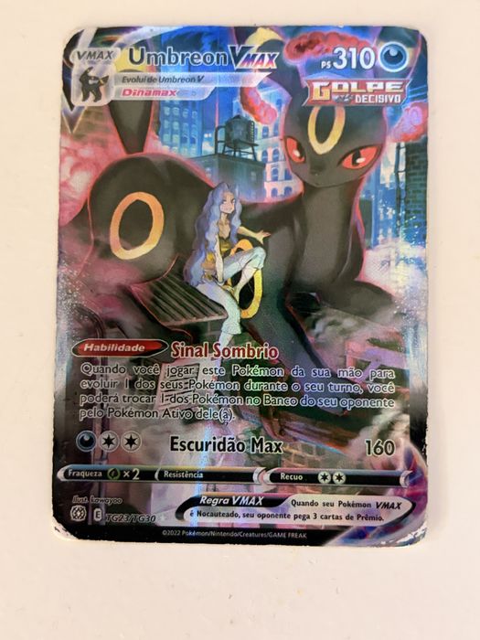 Card Pokémon umbreon Vmax com treinadora Karen em português brasileiro