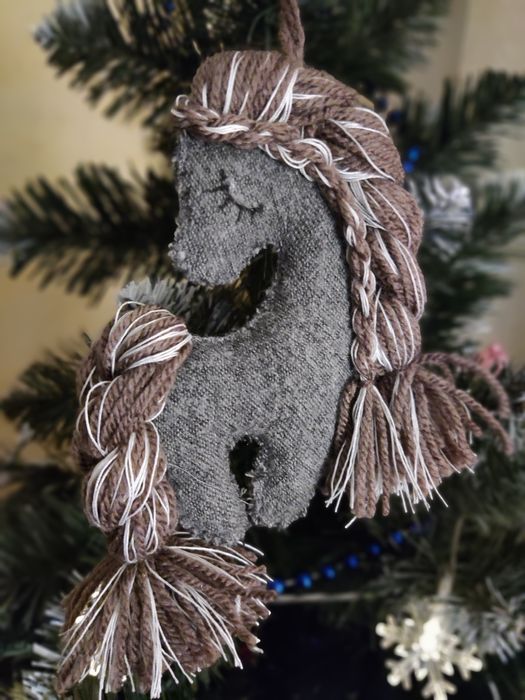 Чарівна новорічна іграшка у вигляді коня, виготовлена вручну з особлив