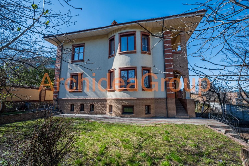 Продаж будинку у самому центрі на Печерську