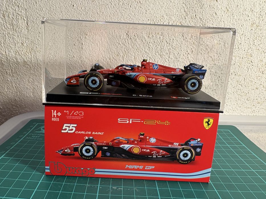 1/43 Miniaturas F1 - versões com piloto e expositor acrilico