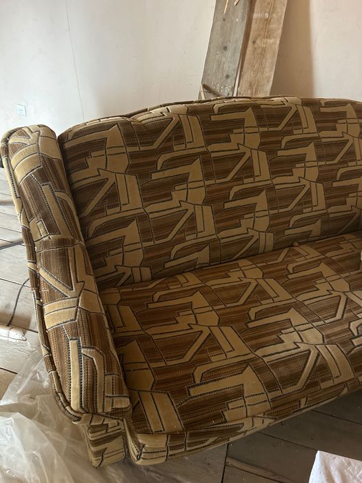 Диван і два крісла з журнальним столиком