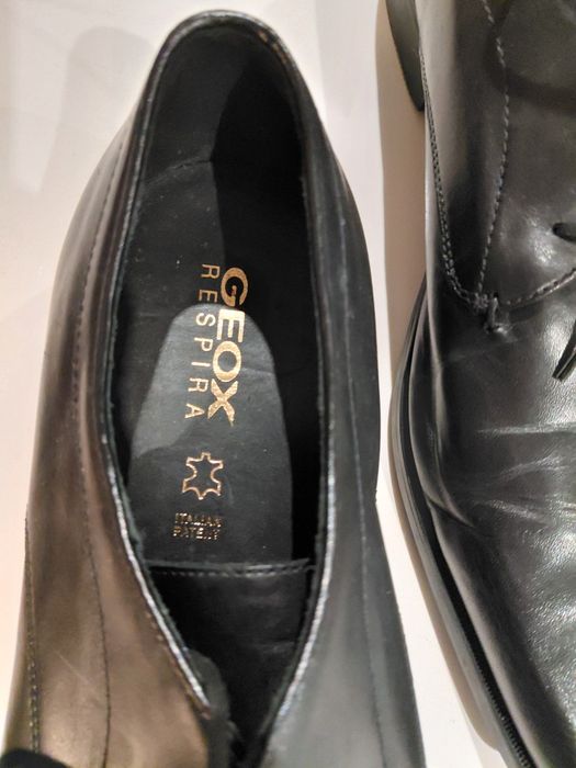 Sapatos pretos de homem