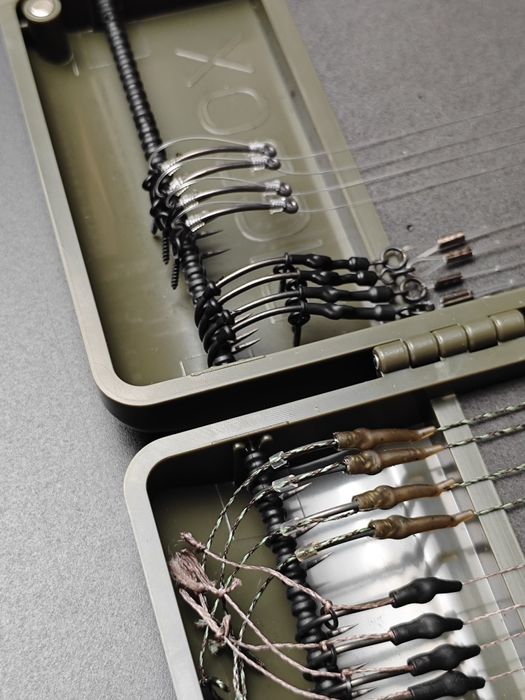 Piórnik pudelko Rigbox + 20 przyponów karpiowych #4 zestaw