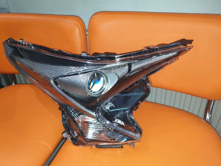 Фара передня права ліва  Toyota Prius 50 16-18 LED  8114047710
