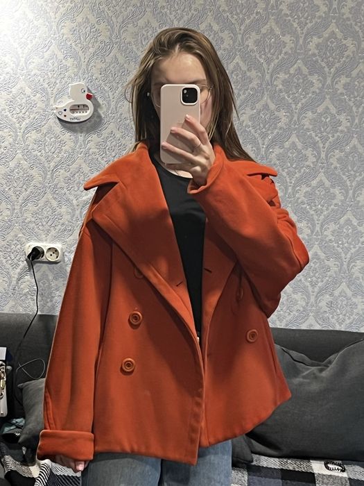 Жіноче коротке пальто