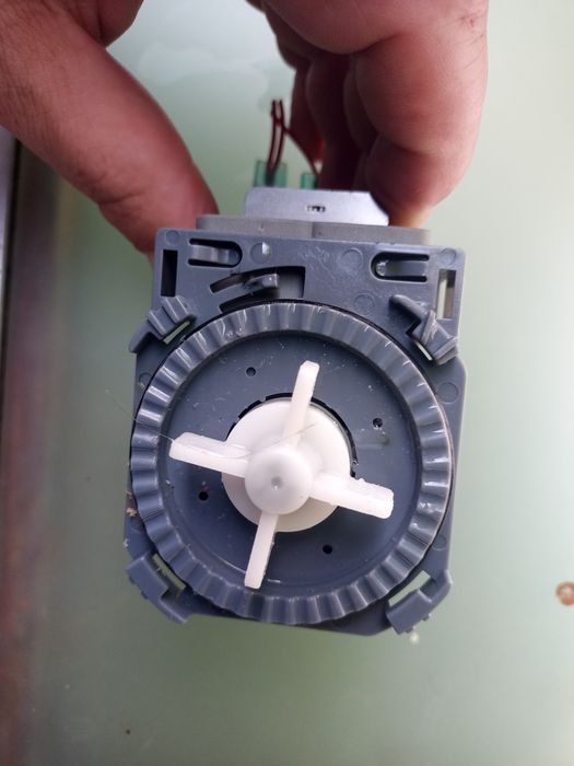 Pompka do wypompowania ze zmywarki wody Amica