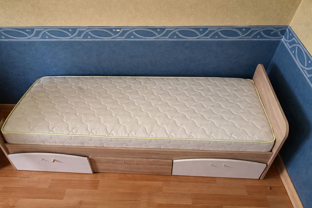 Кровать односпальная с ортопедическим матрасом