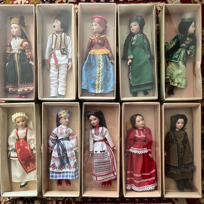 Ляльки (кукли) із серій «Ляльки в народних костюмах» та «Дами епохи»
