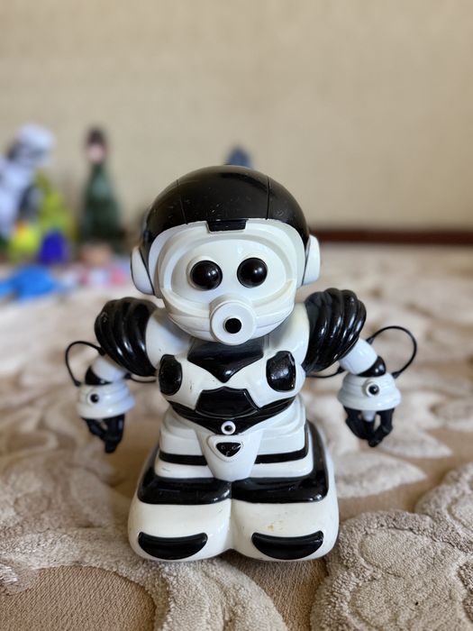Дитячий робот( Robosapien Jr.)