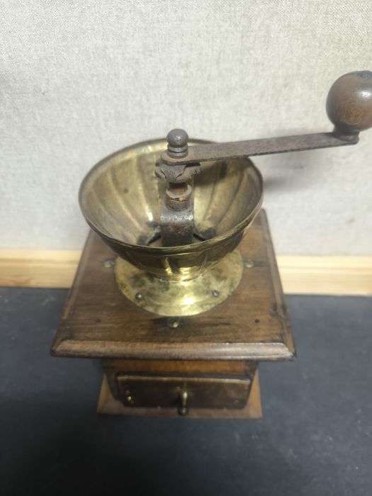 Moinho de café antigo
Moinho de café com um design clássico e elegante