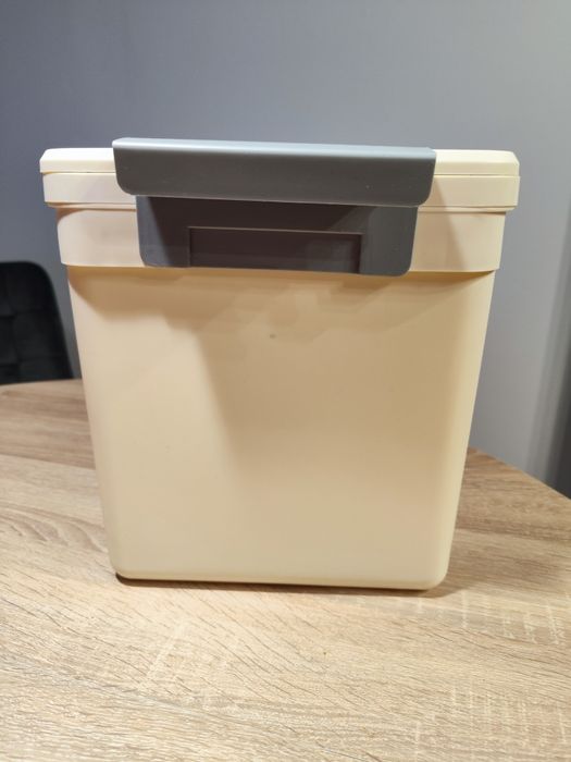 Kosz na śmieci na szafkę ścianę