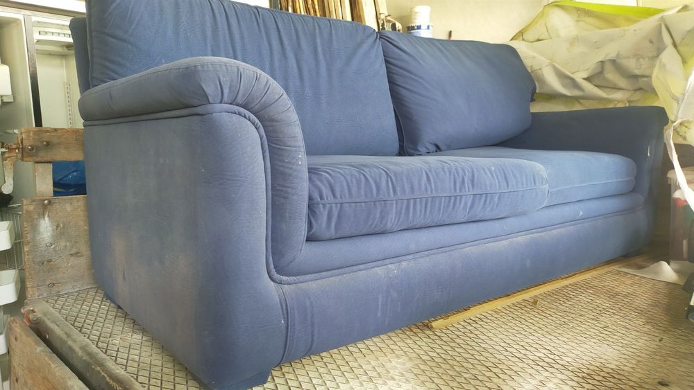Sofá  azul em courtisane usado em estado razoável , posso entregar.