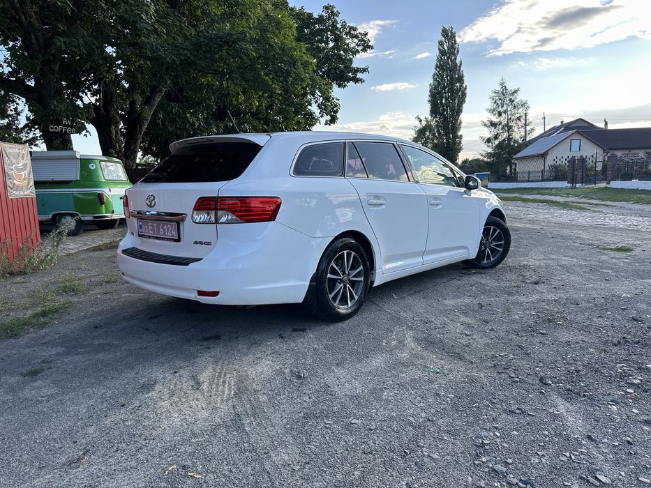Тайота  авенсіс