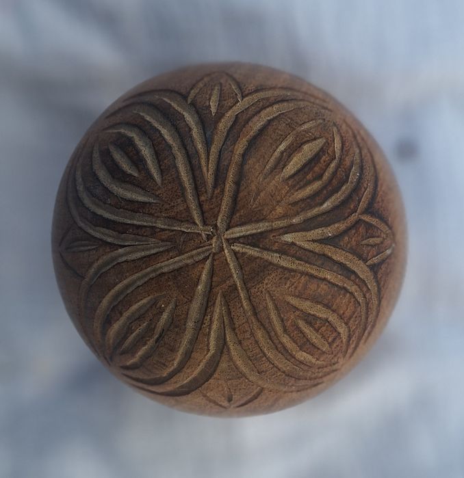 Esfera Madeira Esculpida à Mão