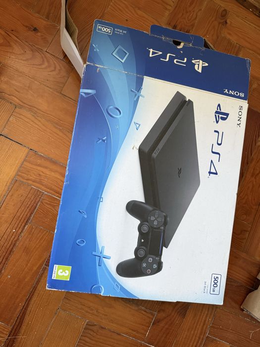 PS4 500GB, com comando e cabos, pouco uso