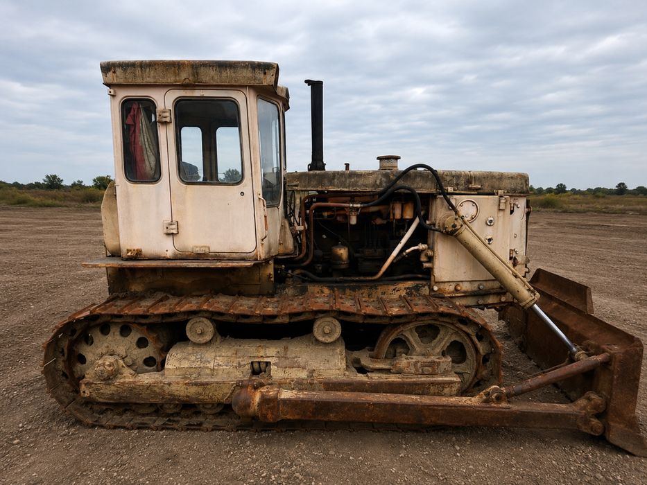 Продам бульдозер Т-130 у хорошому робочому стані.