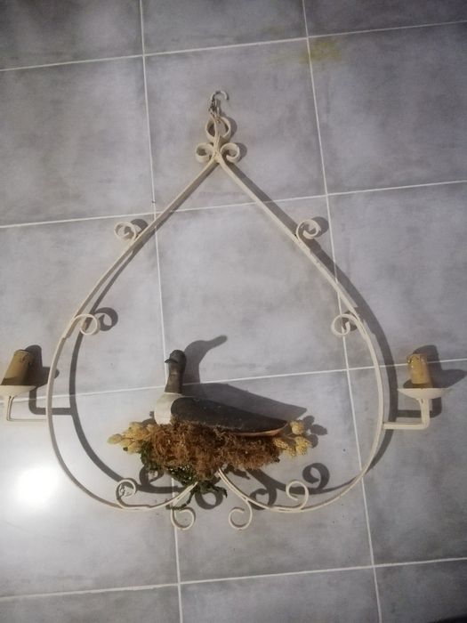 Candeeiros rústicos trabalhados em metal.