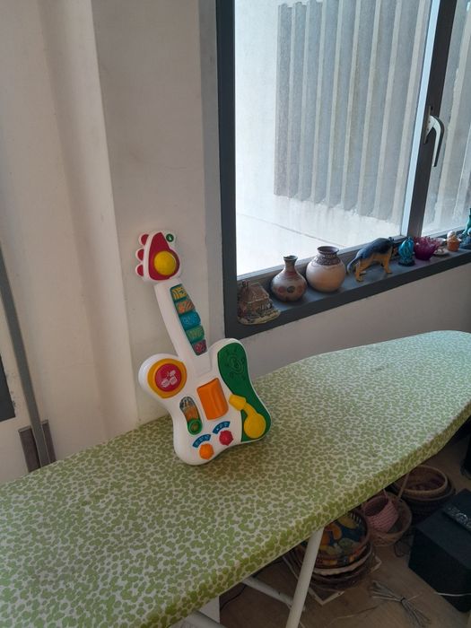 Vendo Guitarra para Criança a pilhas com sons e luzes muito bonita como nova