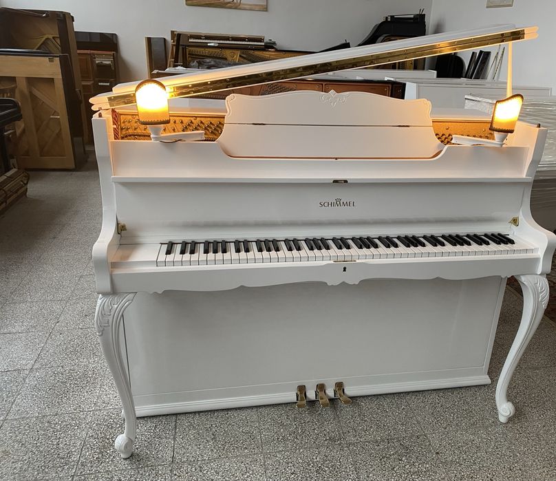 Piękne, białe pianino Schimmel