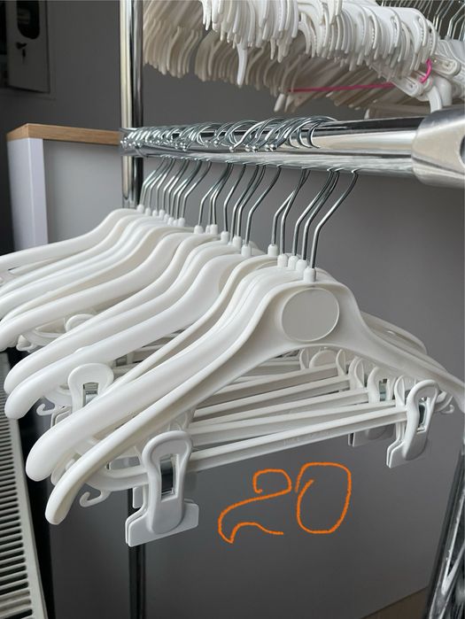 Вішаки, манекен 140