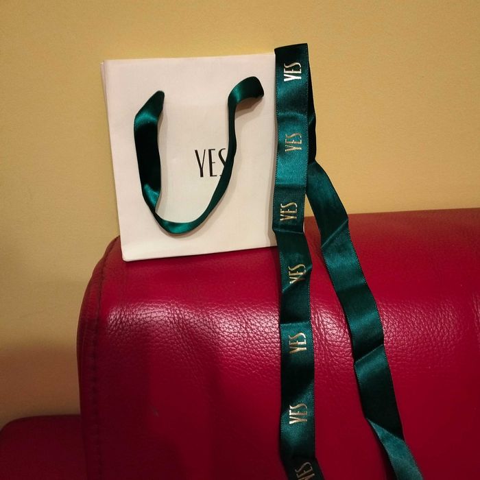 Papierowa torebka Yes na prezent z zieloną wstążką Yes