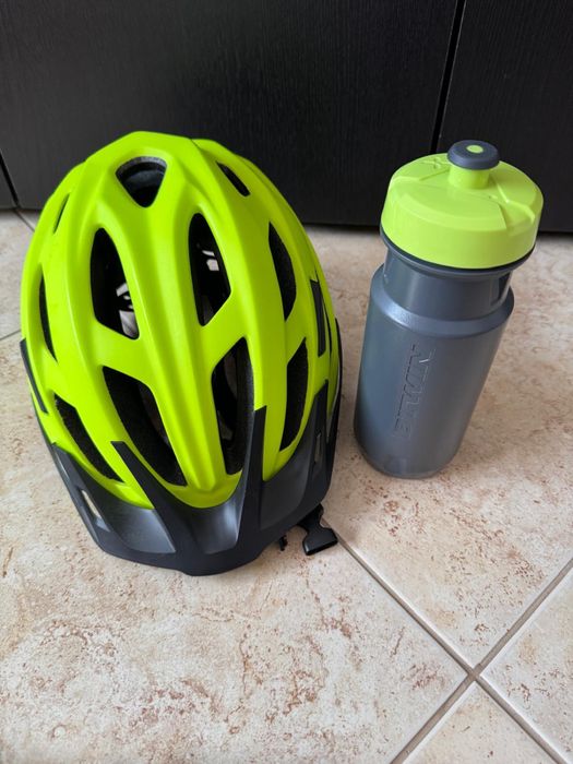 Capacete BTT e garrafa nova