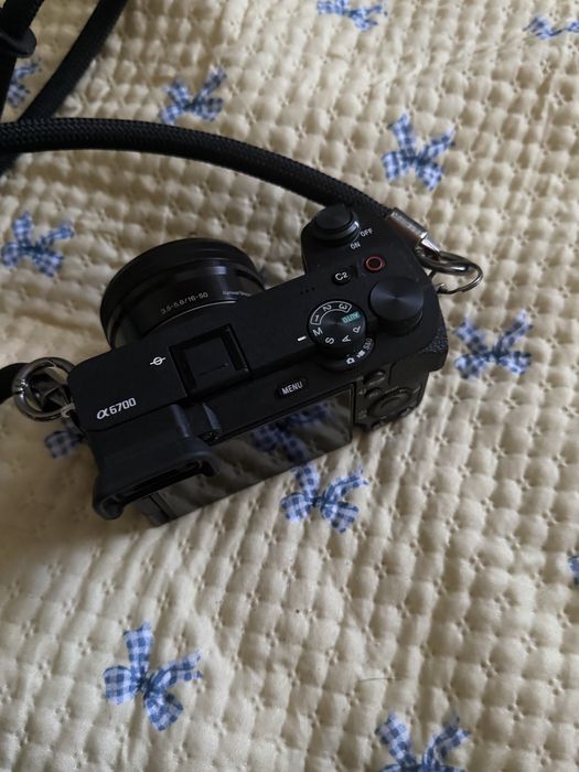 Sony a6700 + 16 50mm F/3.5 5.6 Oss + 2 baterias extra e 2 capas