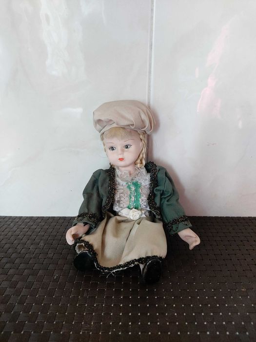 Boneca loira sentada