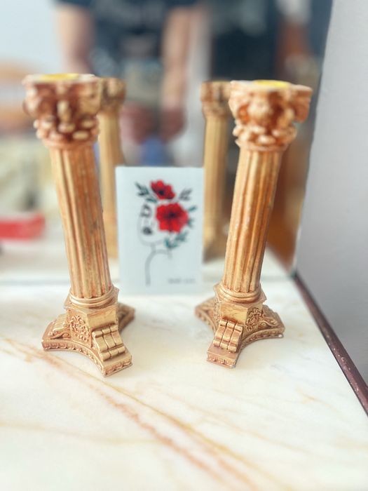 Par de castiçais dourados novos.