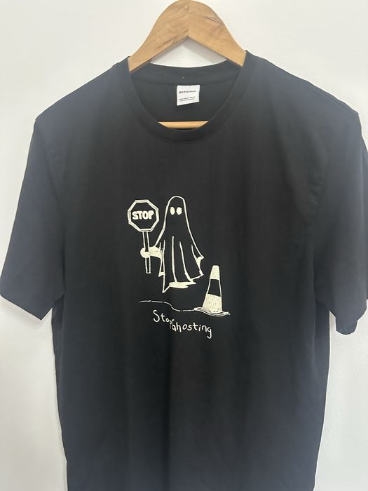 T-shirt preta com