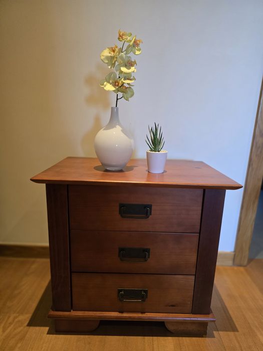 Mesa de cabeceira ou mesa de apoio de sala