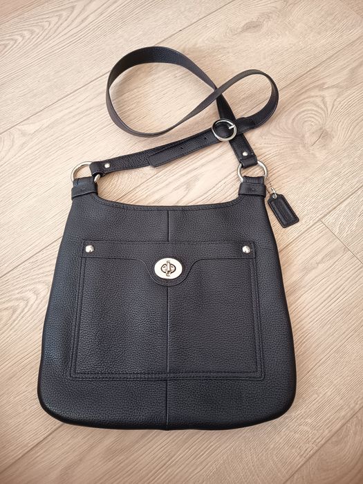 Mala de mão Coach Penelope Hobo F16533 em pele preta granulada.