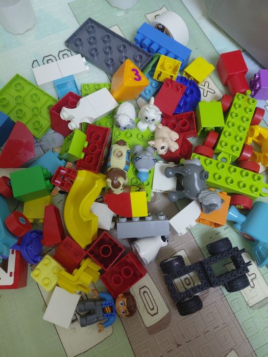 Великий набір конструктора типу LEGO Duplo з тваринами